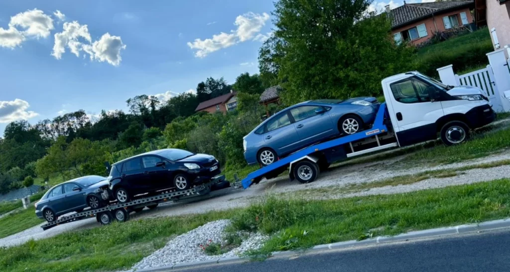 3 voitures sur un plateau de transport