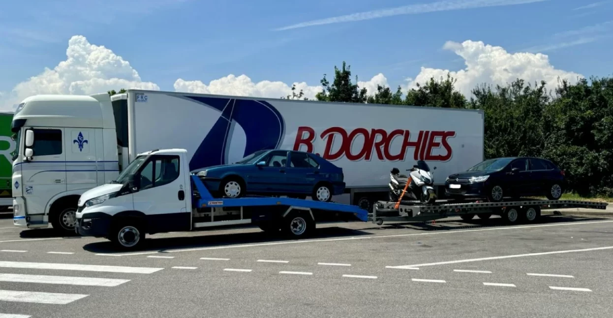 2 voiture et 1 scooter