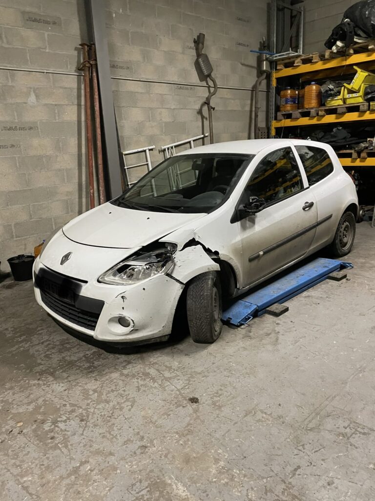 Clio accidentée