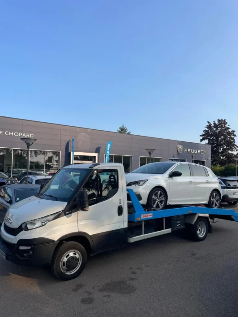 Peugeot 306 blanche sur un plateau