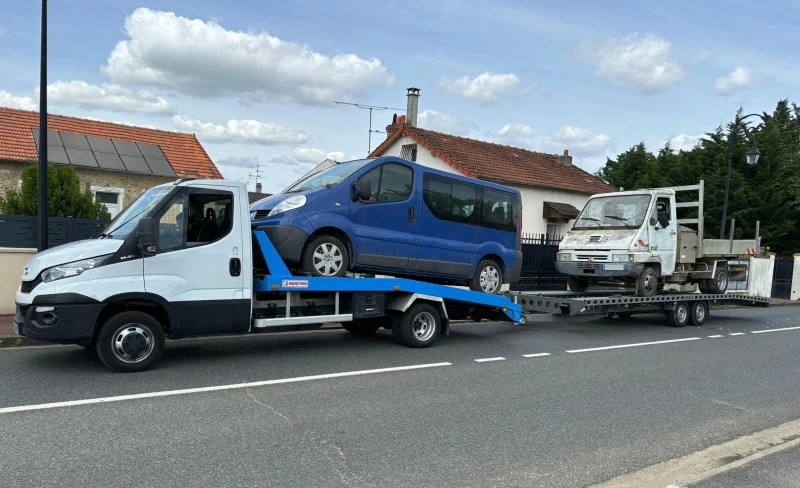 2 utilitaires sur un plateau de transport