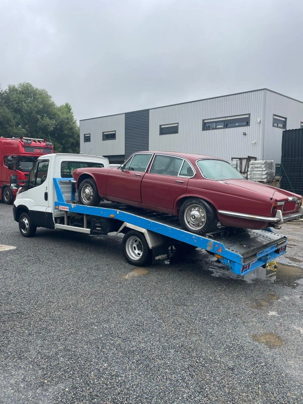 Vieille Jaguar sur un plateau de transport