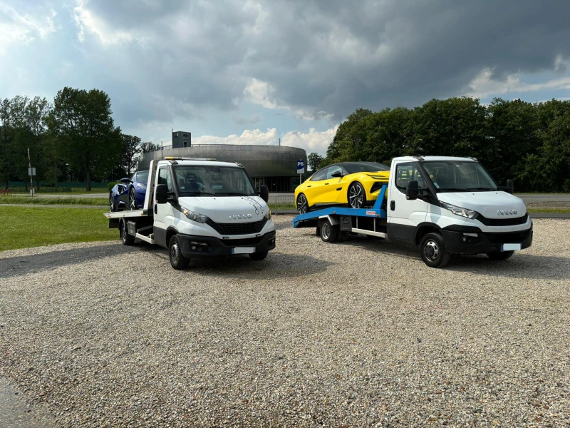 2 supercars sur 2 camions